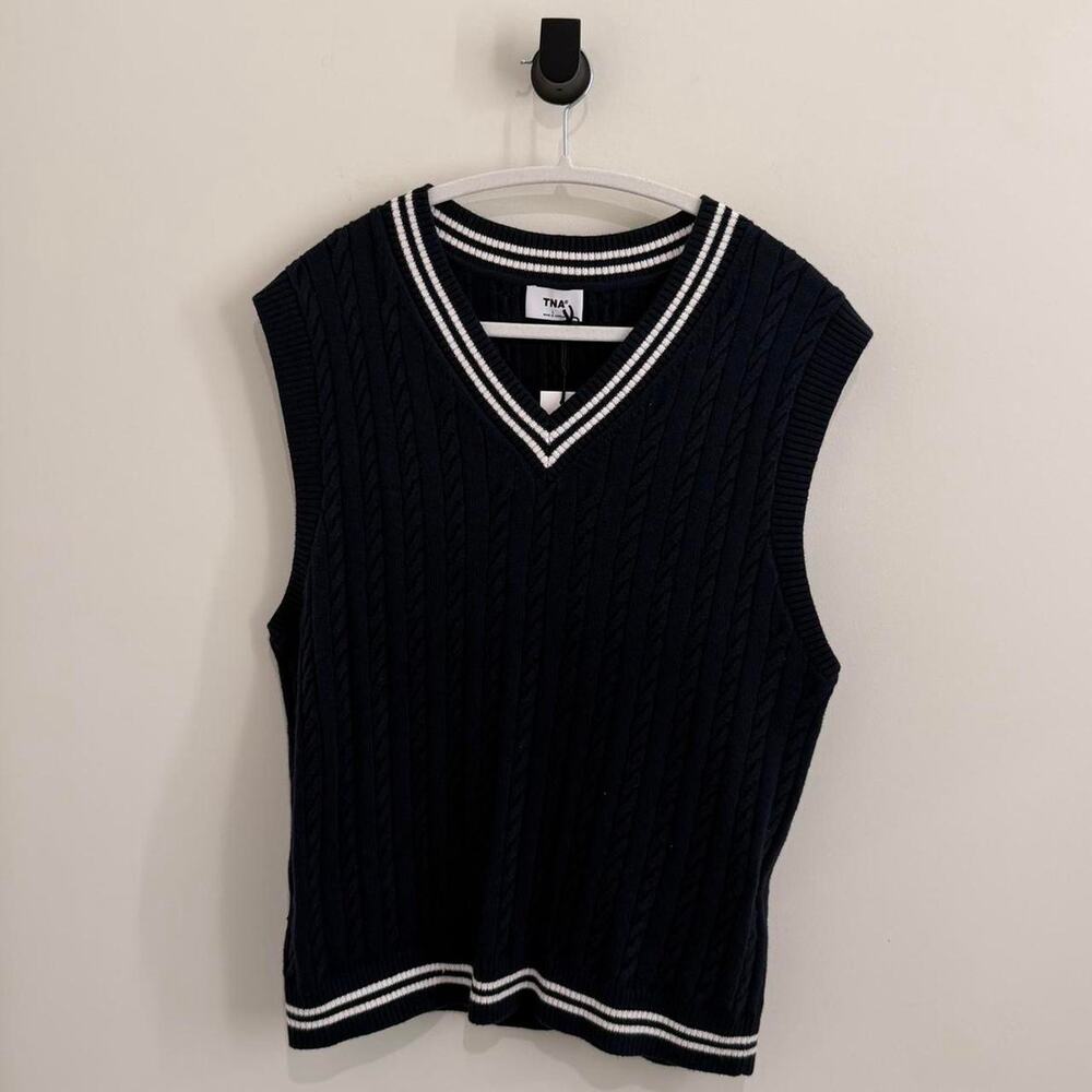 NWT women’s navy + white ARITZIA collegiate, cable-knit sweater vest [L]
